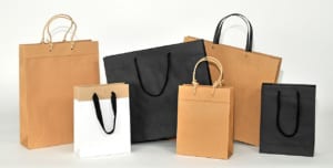 Weiße, schwarze und braune Papiertüten