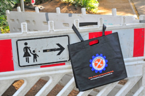 Non woven Shopper mit Henkel und Griffloch
