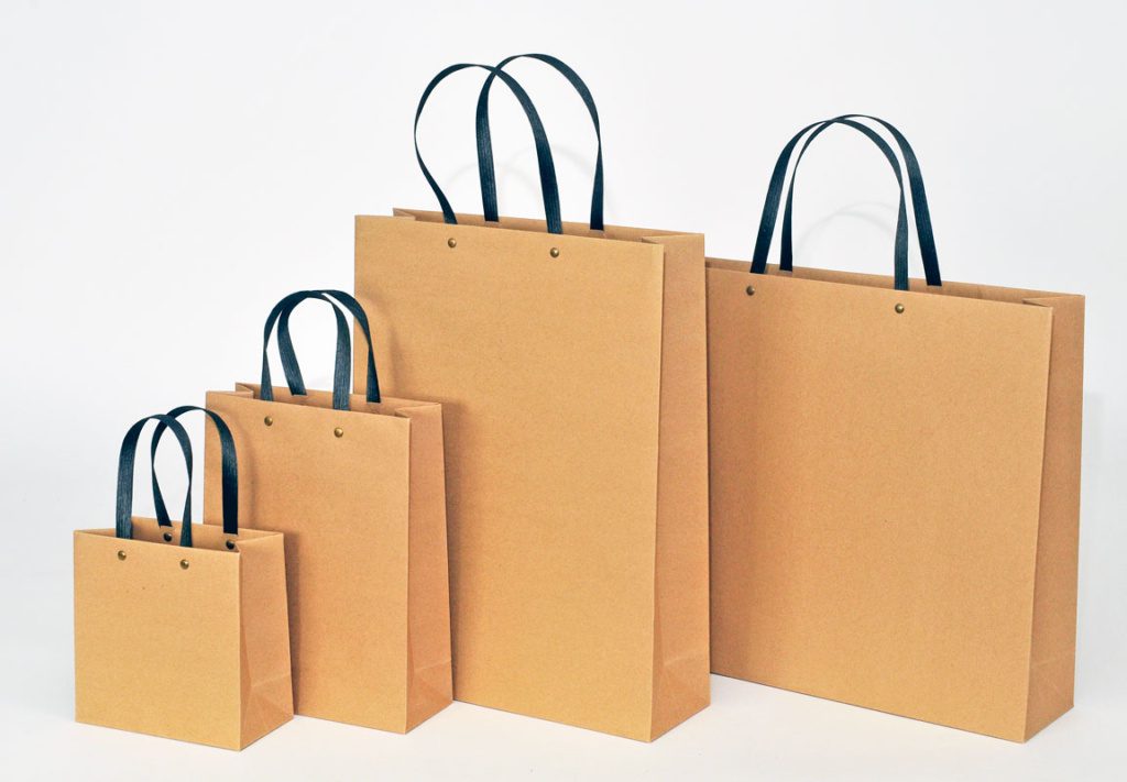 Nachhaltige Papiertaschen aus braunem Kraftpapier mit Papierband und Niete