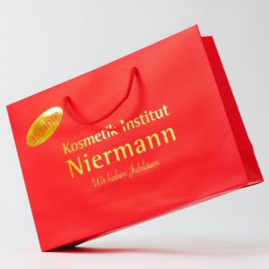 rote Papiertasche mit Goldfolie bedruckt