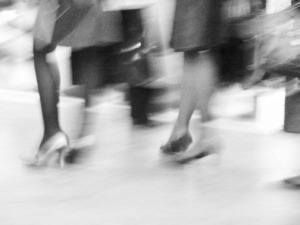 Frauen beim Einkauf mit Einkaufstaschen