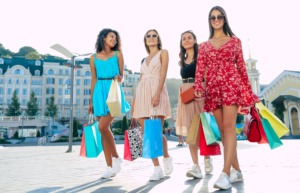 Junge Frauen beim Einkauf mit Papiertaschen