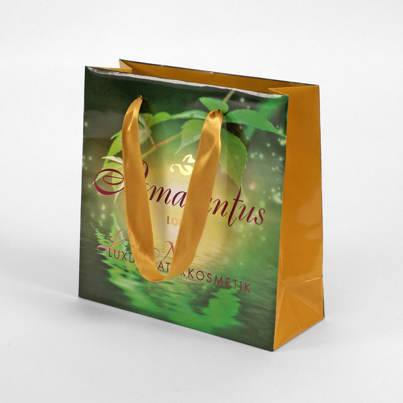 kleine-papiertasche-4c-heissfolie-ripsband | Tragetaschen bedrucken Kleine Papiertasche 4-farbig Bedruckt Mit Heißfolienprägung Und Ripsband