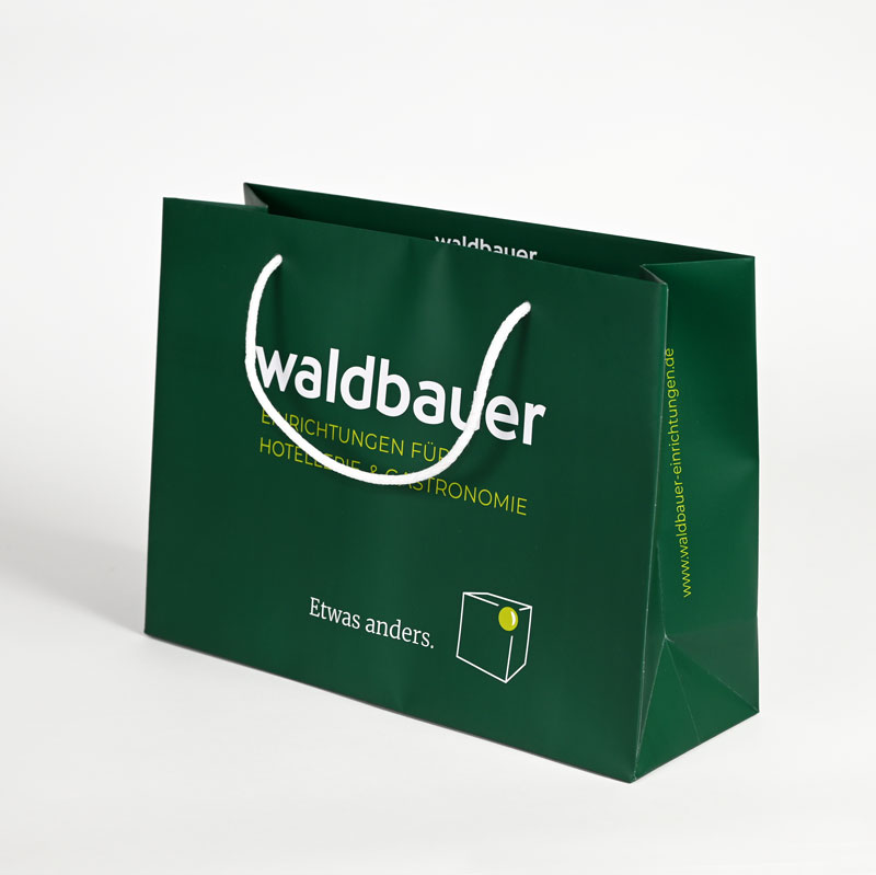 mittelgroße-gruene-Papiertasche-mit-Baumwollkordel | Tragetaschen bedrucken Mittelgroße Grüne Papiertasche Mit Weißer Baumwollkordel, Mit Logodruck